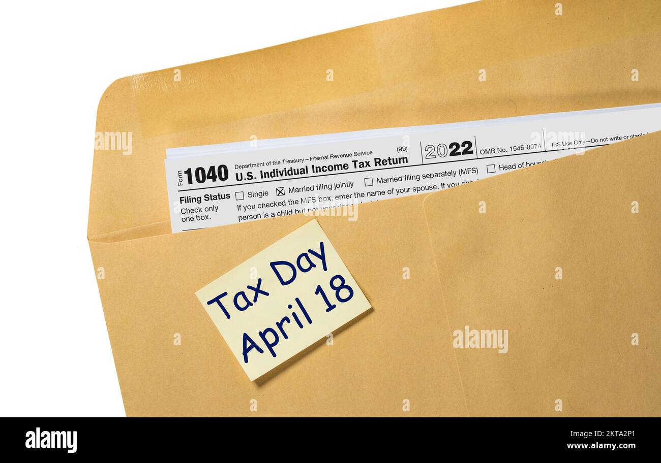 Ausdruck des Formulars 1040 für die Einkommensteuererklärung für 2022 mit Erinnerung an den Termin April 18 2023 Stockfoto