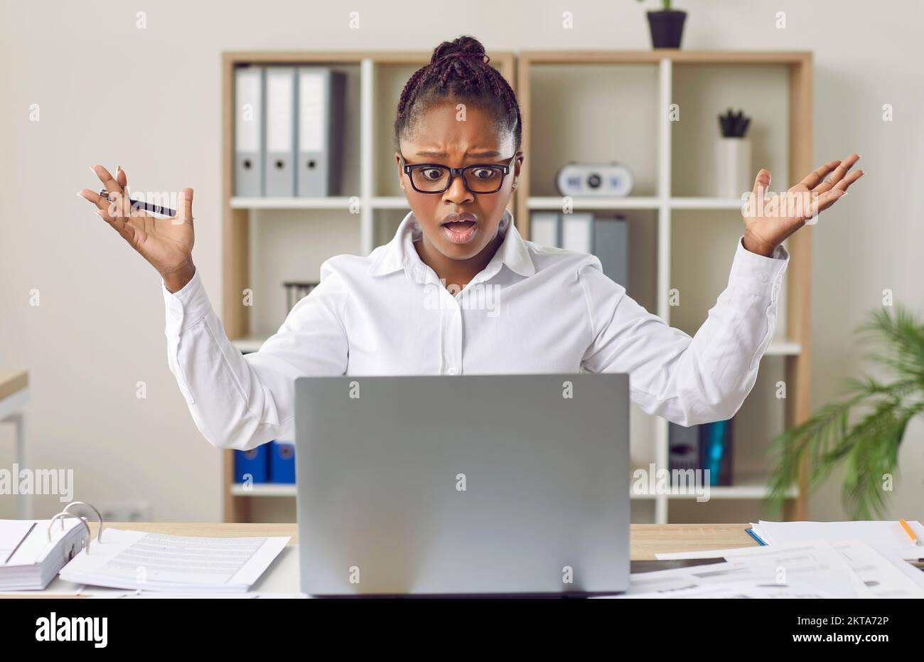 Frau, die bei der Arbeit im Büro ein Problem aufgrund eines Fehlers oder Fehlers auf ihrem Laptop hat Stockfoto