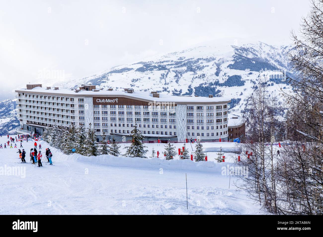 Clubmed Les Arcs Panorama, Les Arcs, Frankreich - 15.02.2022 : Skifahrer in den Bergen im Skigebiet nahe Panorama Hotel, Frankreich. Hochwertiges Foto Stockfoto