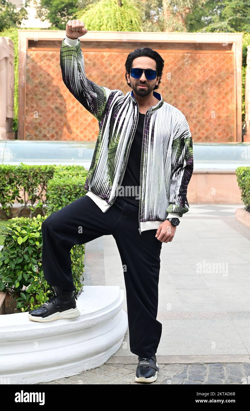 Neu-Delhi, Indien. 29.. November 2022. Bollywood-Schauspieler Ayushmann Khurrana posiert für Fotos während der Werbung für seinen bevorstehenden indischen Hindi-Actionfilm „Action Hero“ im Imperial Hotel. Kredit: SOPA Images Limited/Alamy Live News Stockfoto