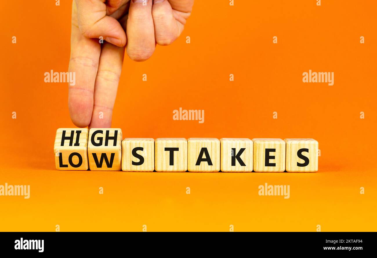 symbol-fur-hohe-oder-niedrige-einsatze-die-begriffe-high-stakes-und-low-stakes-auf-holzwurfeln-geschaftsmann-hand-schone-orange-tisch-orange-hintergrund-busin-2ktaf94.jpg