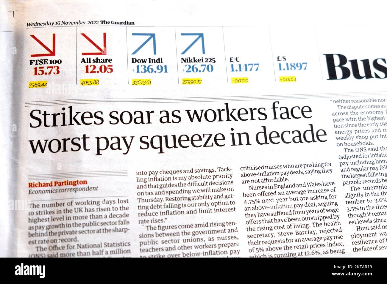 "Streiks steigen an, da die Arbeiter der schlimmsten Lohnengpässe seit Jahrzehnten ausgesetzt sind", Schlagzeile der Zeitung Guardian, 16. November 2022, London UK Großbritannien Stockfoto