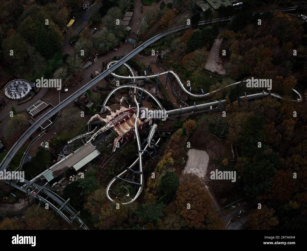 Luftdrohne aus dem Air Filmmaterial von Nemesis Rollercoaster in Alton Towers entfernt 2022 , der letzte Abschnitt der Rennstrecke ist entfernt zu sehen Stockfoto