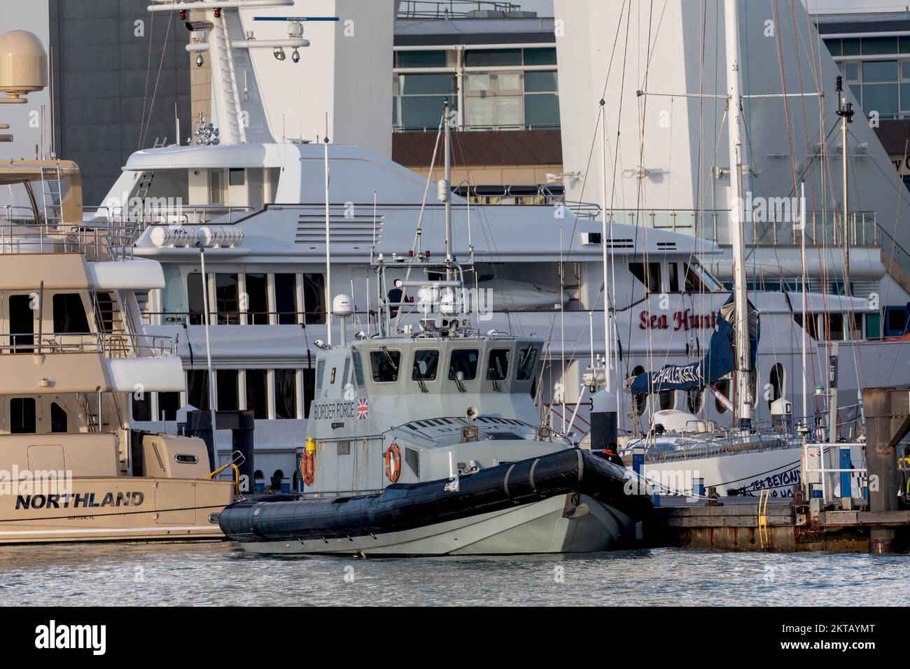 Grenzschutzschiff HMC Eagle im Hafen von Porstmouth. Sie ist eines von 8 Patrouillenschiffen, die von der Border Force betrieben werden. Ursprünglich für BP entwickelt. Stockfoto