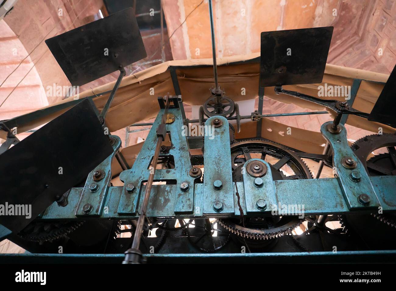 Jodhpur, Rajasthan, Indien - 16.10.2019 : Ingenieurwunder aus dem Alter, Instrumente und Maschinen, die die jahrzehntelange alte Uhr des Ghanta-Ghar oder der Uhr führen Stockfoto