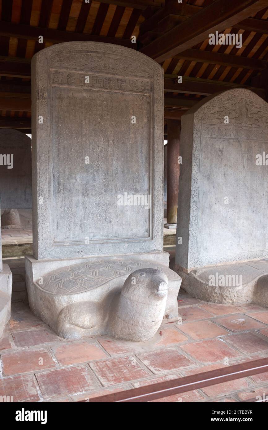 Stehende Steinstele im Tempel der Literatur Quoc Tu Giam Hanoi Vietnam Stockfoto