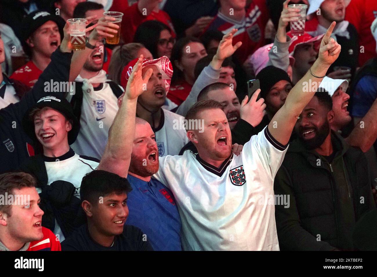 Fans im BoxPark Croydon, während einer Vorführung des FIFA World Cup Group B-Spiels zwischen Wales und England. Foto: Dienstag, 29. November 2022. Stockfoto