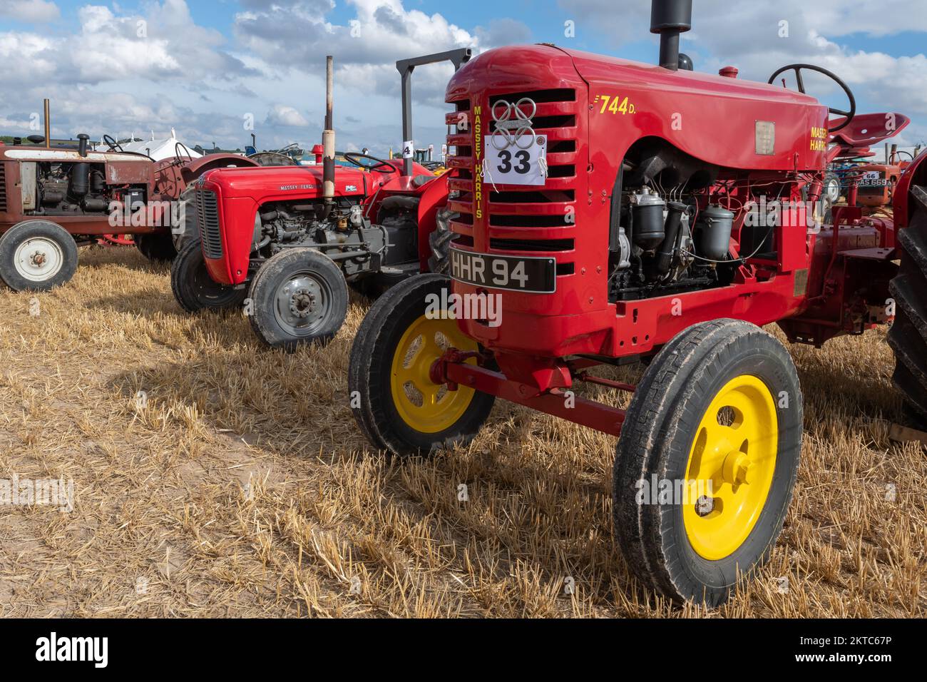 Tarrant Hinton.Dorset.United Kingdom.25. 2022. August. Auf der Great Dorset Steam Fair wird Ein Massey Harris 744 ausgestellt Stockfoto