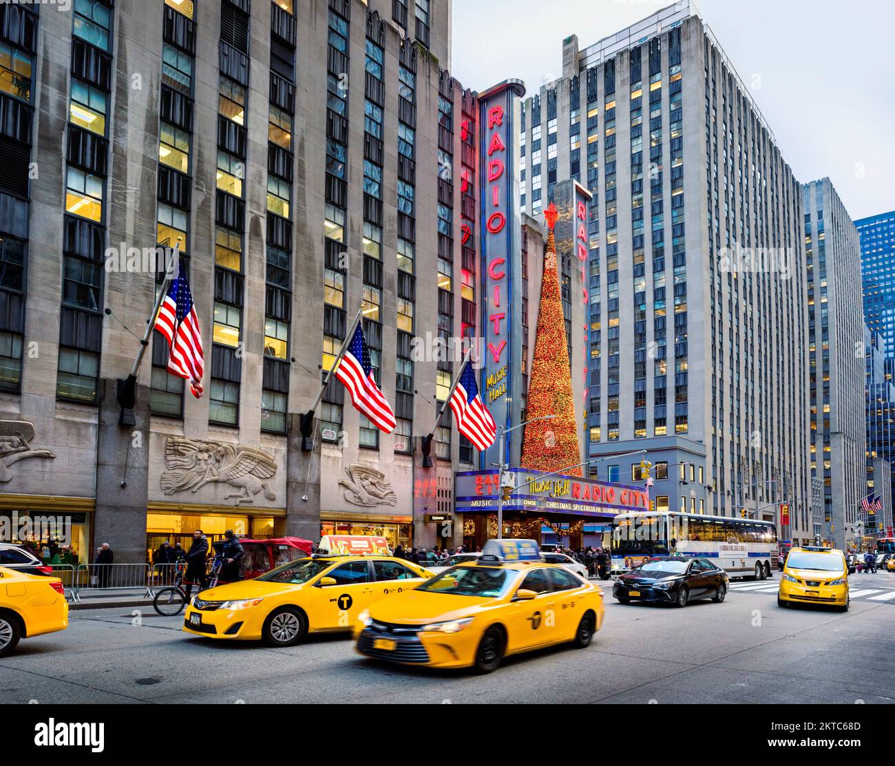 Blick auf die 6. Avenue in Richtung Radio City, Manhatten, New York City, New York, USA Stockfoto