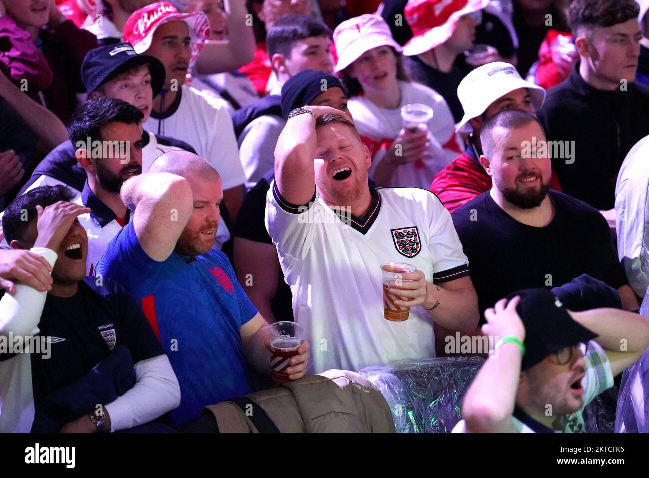 Englische Fans können im BoxPark Croydon während einer Vorführung des FIFA-Weltmeisterschaftsspiels Gruppe B zwischen Wales und England eine Chance verpassen. Foto: Dienstag, 29. November 2022. Stockfoto