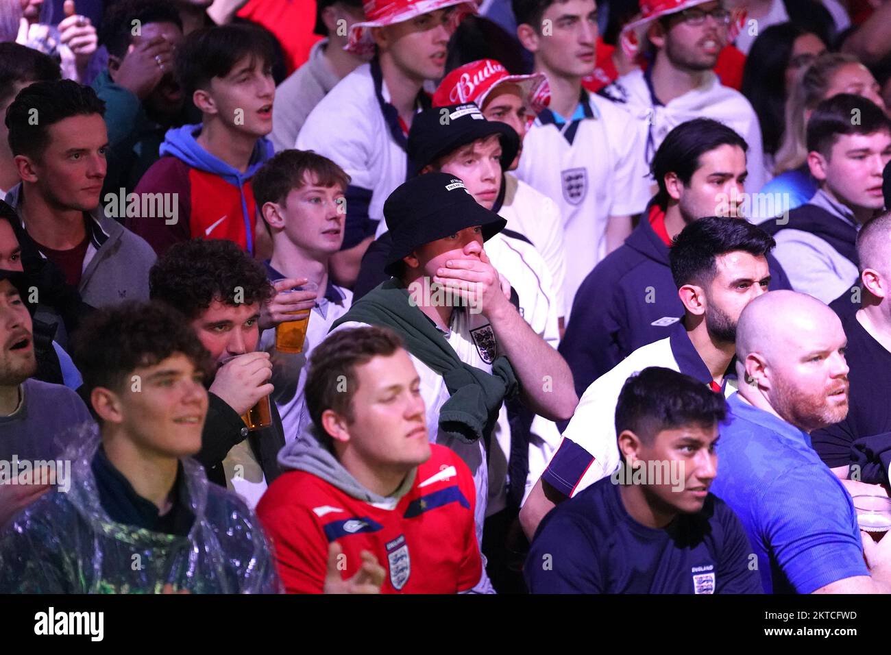 Englische Fans können im BoxPark Croydon während einer Vorführung des FIFA-Weltmeisterschaftsspiels Gruppe B zwischen Wales und England eine Chance verpassen. Foto: Dienstag, 29. November 2022. Stockfoto