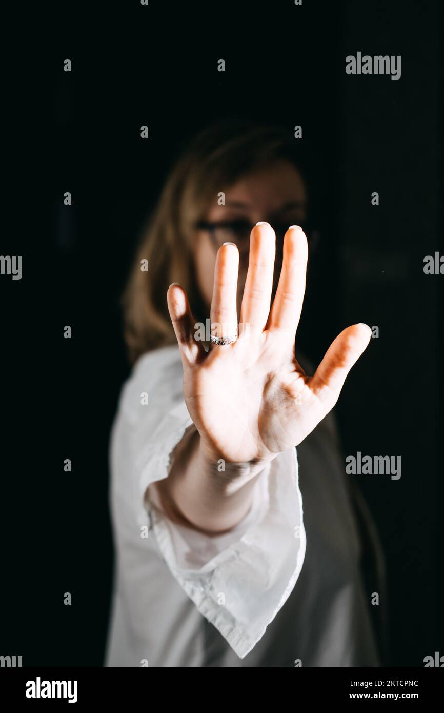 Selbstliebe, wie man sich selbst mehr liebt, Selbstwertgefühl, körperliches, psychisches und spirituelles Wachstum, Wohlbefinden. Gesichtsloses Porträt von Stockfoto