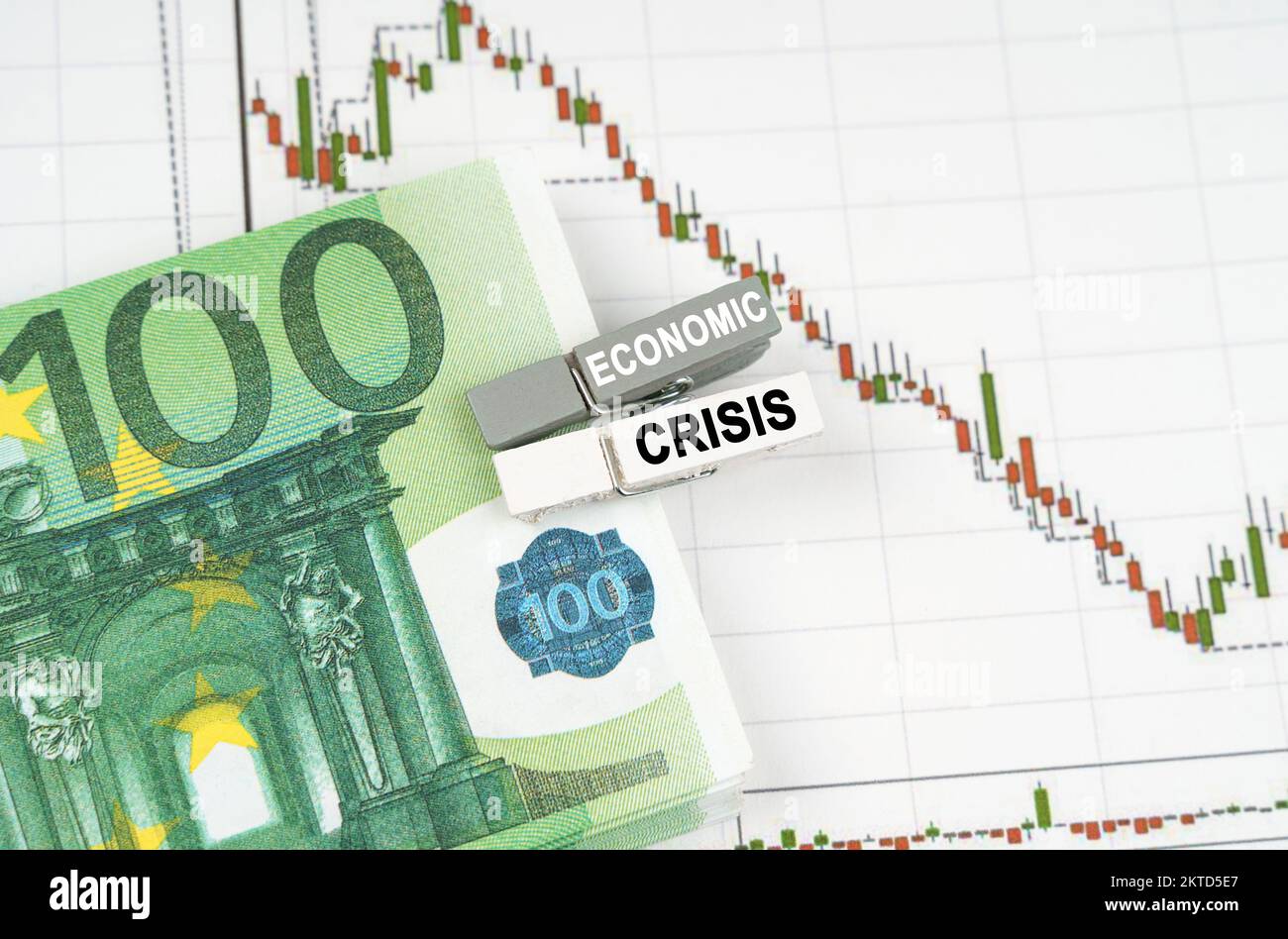 Geschäftskonzept. Auf den Tabellen der Zitate steht der Euro, Kleiderschränke mit der Inschrift - Wirtschaftskrise Stockfoto