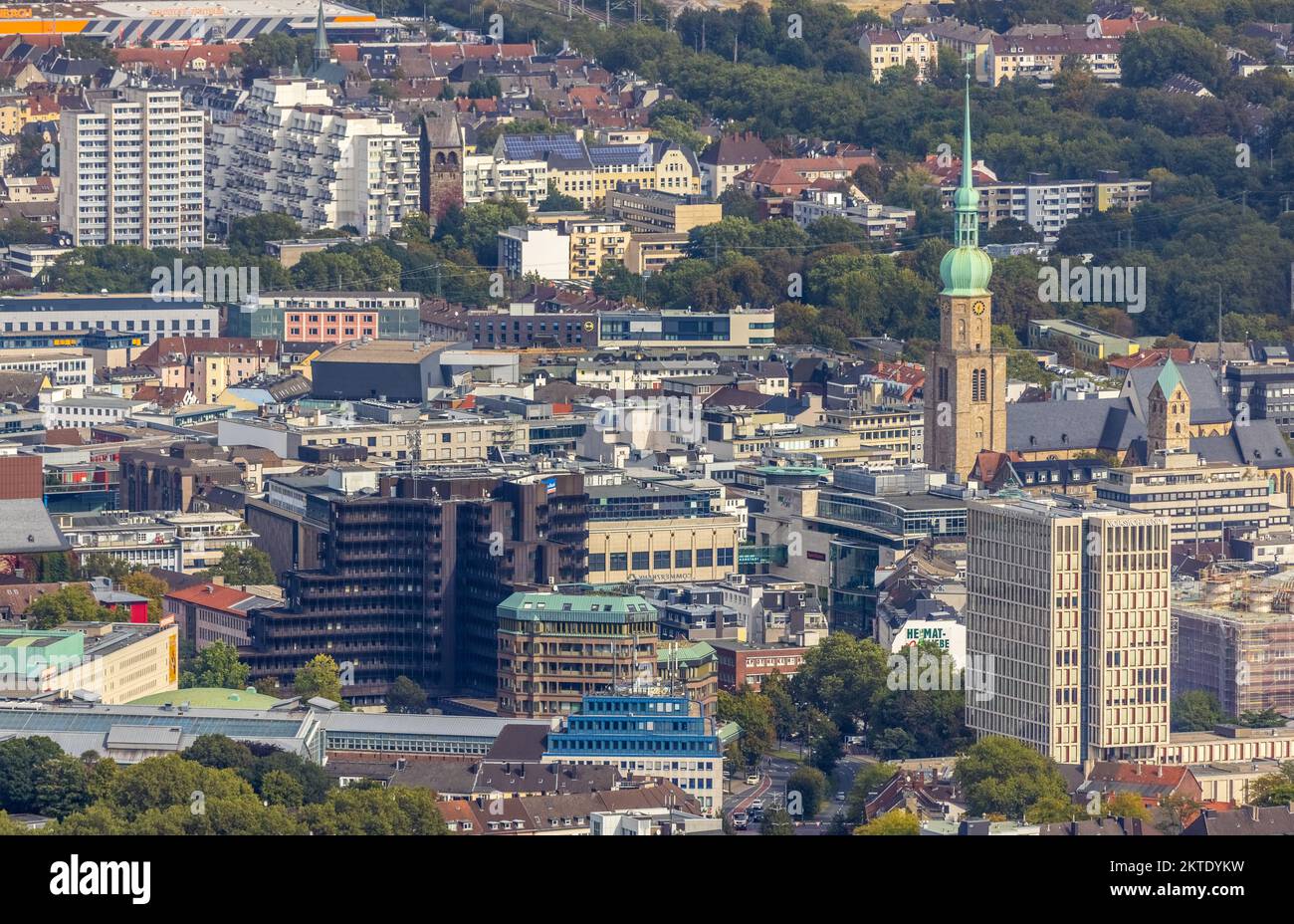 Antenne, Stadtblick mit Elektrofahrzeug. Stadtkirche St. Marien und St. Reinoldikirche im Stadtteil Dortmund, Ruhrgebiet, Nordrhein-Westfalen, Deutschland, Stadt Stockfoto