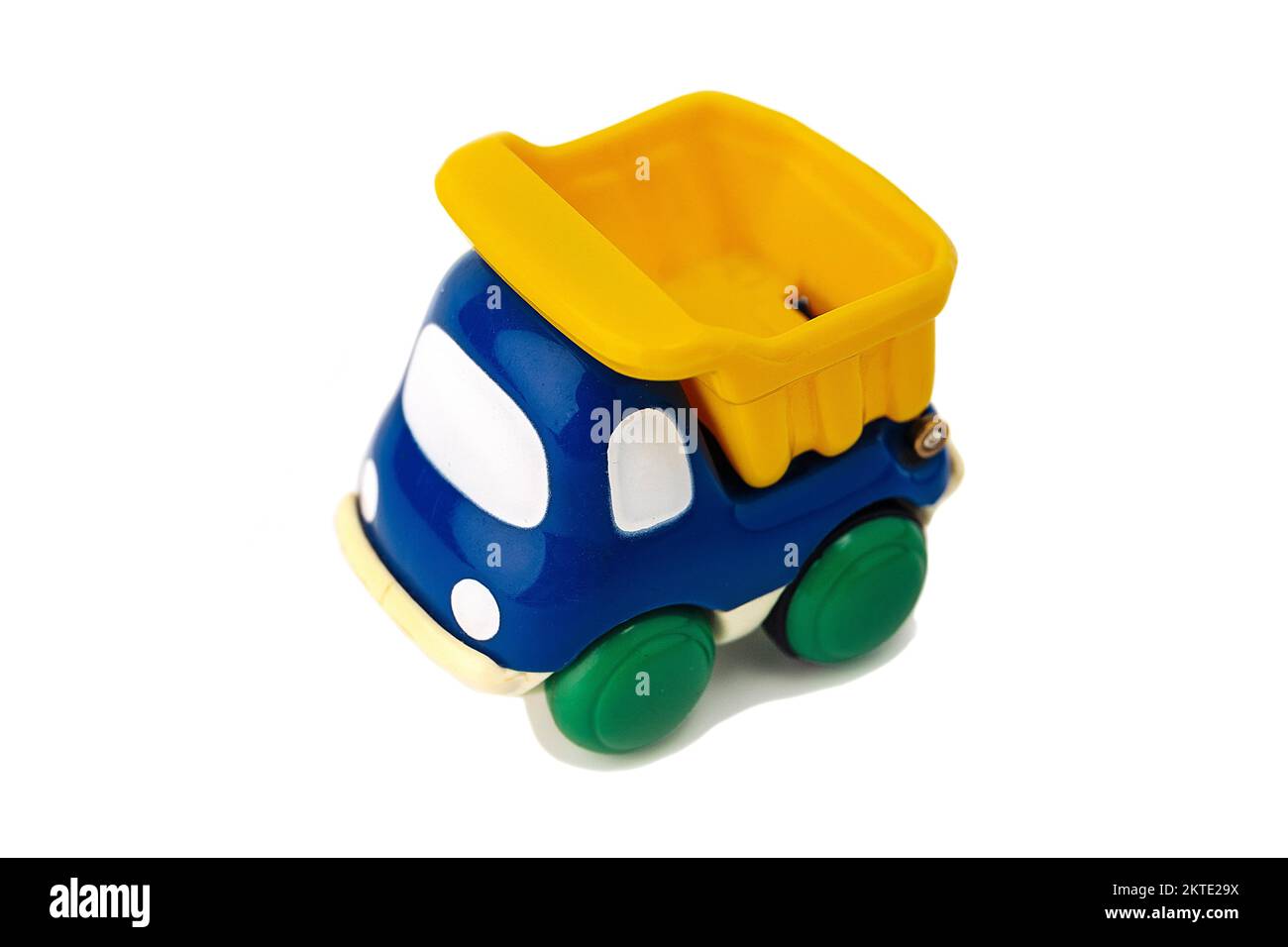 Spielzeug-Kipplaster für Kinder isoliert auf weißem Hintergrund Stockfoto