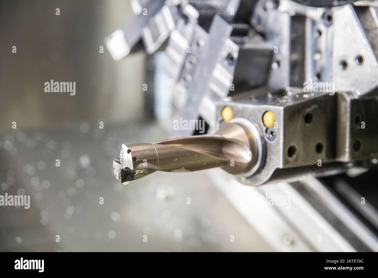 Trommel mit auswechselbaren Schneidwerkzeugen in der CNC-Maschine Stockfoto