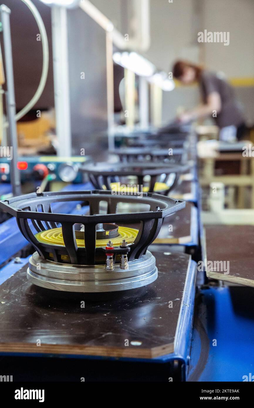 Musiklautsprecher auf einem Förderband in einer Fabrik Stockfoto