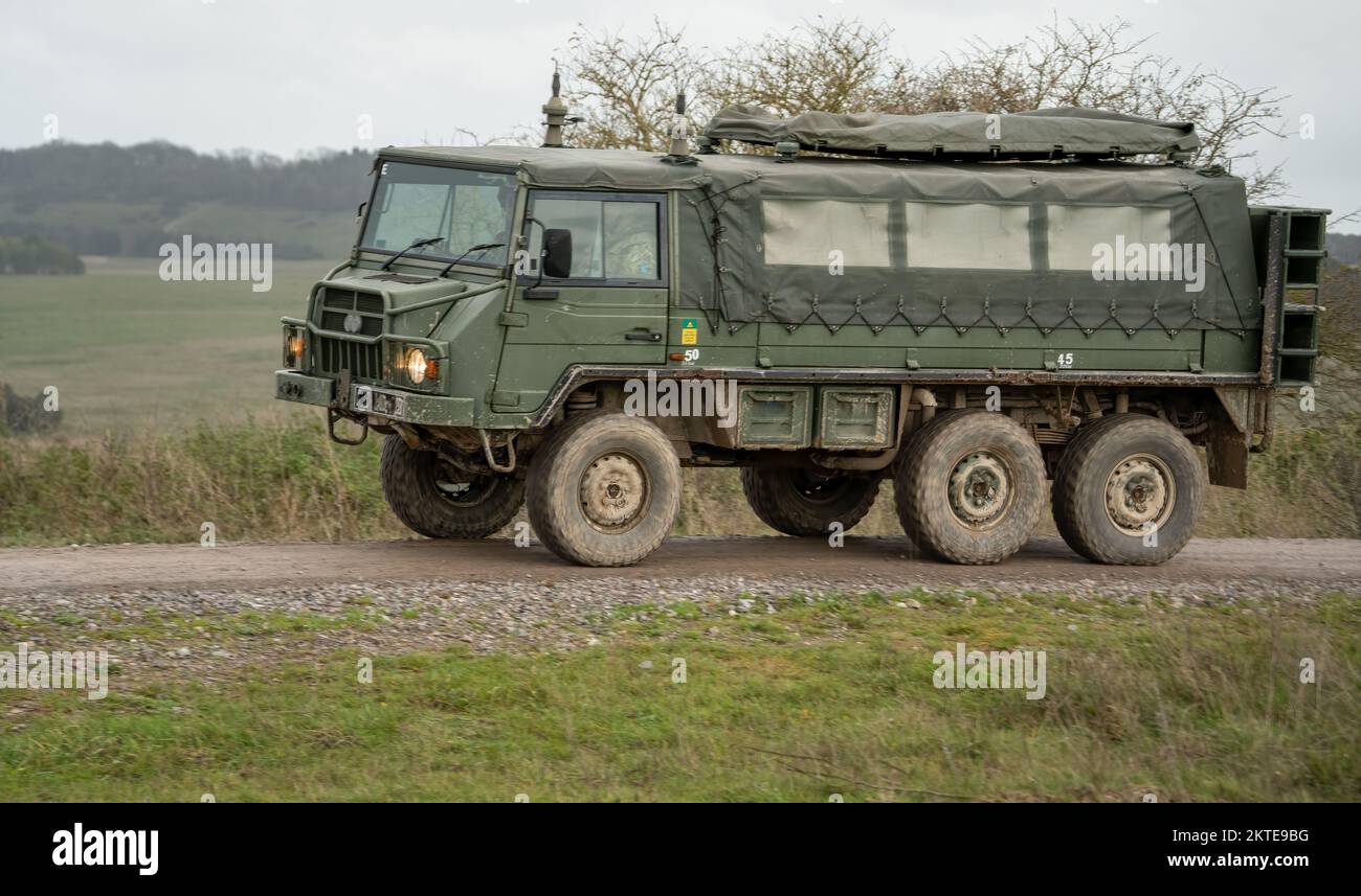 Ein BAE Systems Pinzgauer 6WD Geländewagen der britischen Armee Steyr-Daimler-Puch mit hoher Mobilität 6x6 auf einer militärischen Kampfübung in Wilts UK Stockfoto