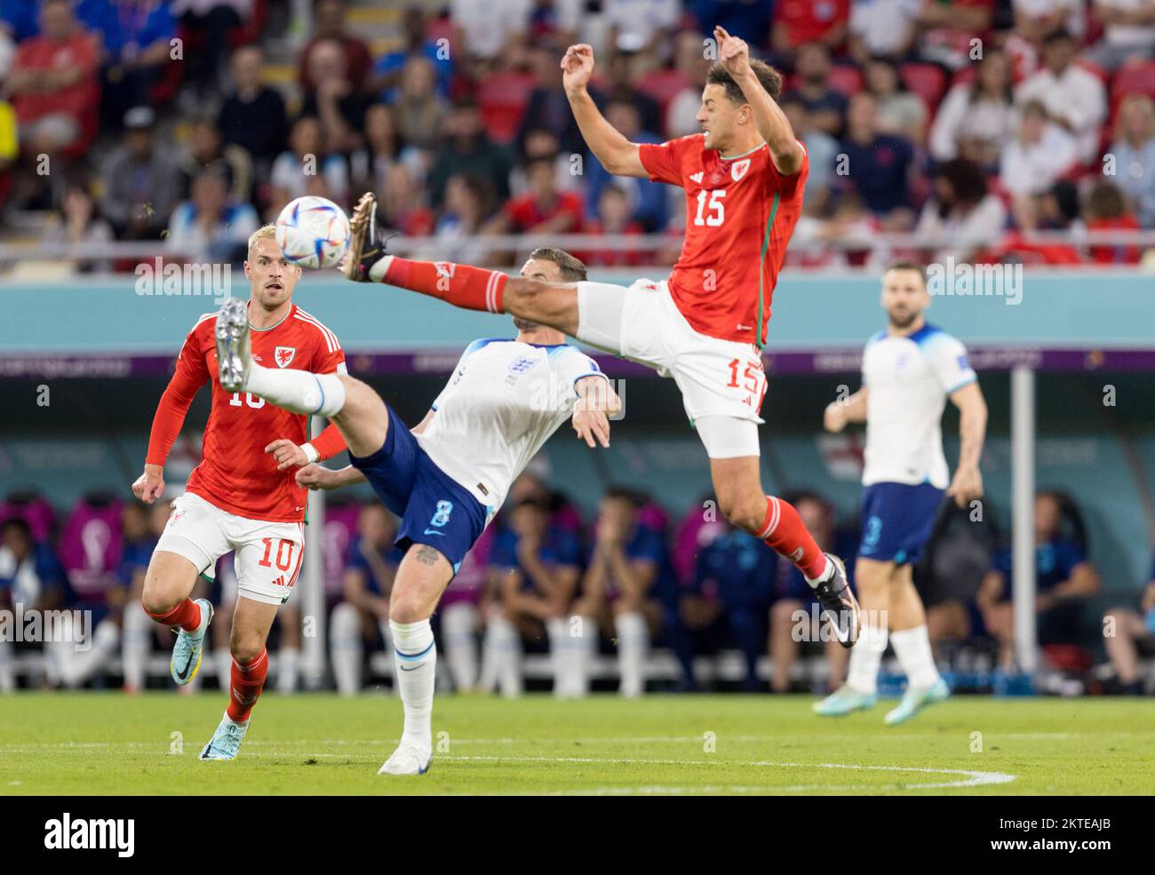 29.11.2022, Doha, pilka nozna, Mistrzostwa Swiata, Walia - Anglia, N/z Aaron Ramsey (WAL), Jordan Henderson (eng), Ethan Ampadu (WAL), fot. Tomasz Jastrzebowski / Foto Olimpik / Sipa USA —— 29.11.2022, Doha, Football, FIFA Weltmeisterschaft 2022, Wales - England, im Bild: Aaron Ramsey (WAL), Jordan Henderson (eng), Ethan Ampadu (WAL), FOT. Tomasz Jastrzebowski / Foto Olimpik / Sipa USA Stockfoto