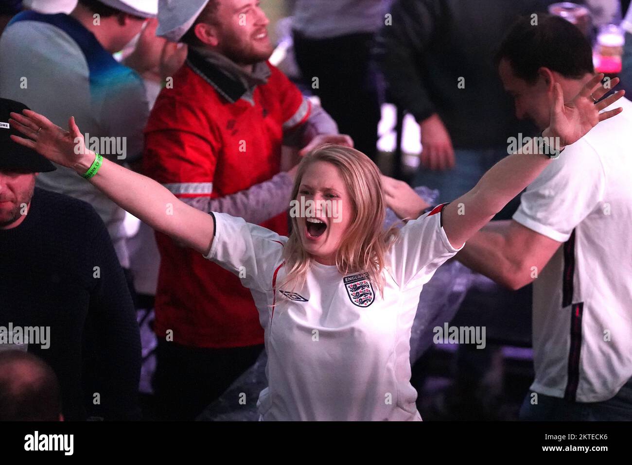 Englische Fans feiern im BoxPark Croydon während einer Vorführung des FIFA-Weltmeisterschaftsspiels der Gruppe B zwischen Wales und England. Foto: Dienstag, 29. November 2022. Stockfoto
