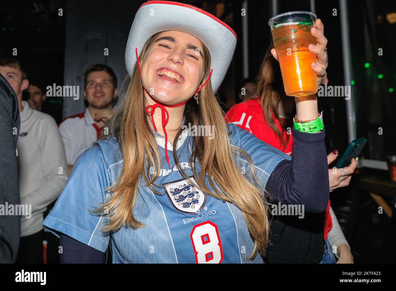 London, Großbritannien. 29.. November 2022. Fans von England und Wales sehen sich das Fußballspiel England gegen Wales im 4TheFans Fan Park im Dalston Roof Park an. Die Analyse von Geplänkel und Spielen beim Screening erfolgt durch die Fußballlegende Steve Hodge. Kredit: Imageplotter/Alamy Live News Stockfoto