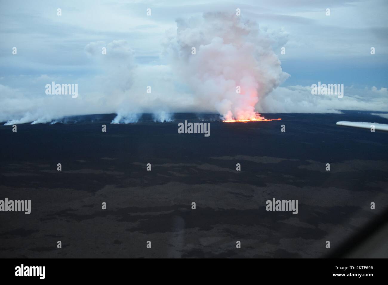 Mauna Loa, Vereinigte Staaten von Amerika. 28. November 2022. Lavaströme während eines Ausbruchs in der nordöstlichen Rift Zone auf dem Caldera-Gipfel des Mauna Loa im Hawaii Volcanoes National Park, 28. November 2022 in Hawaii. Der neue Ausbruch, der erste seit 1984 im weltweit größten aktiven Vulkan. Kredit: Civil Air Patrol/USGS/Alamy Live News Stockfoto