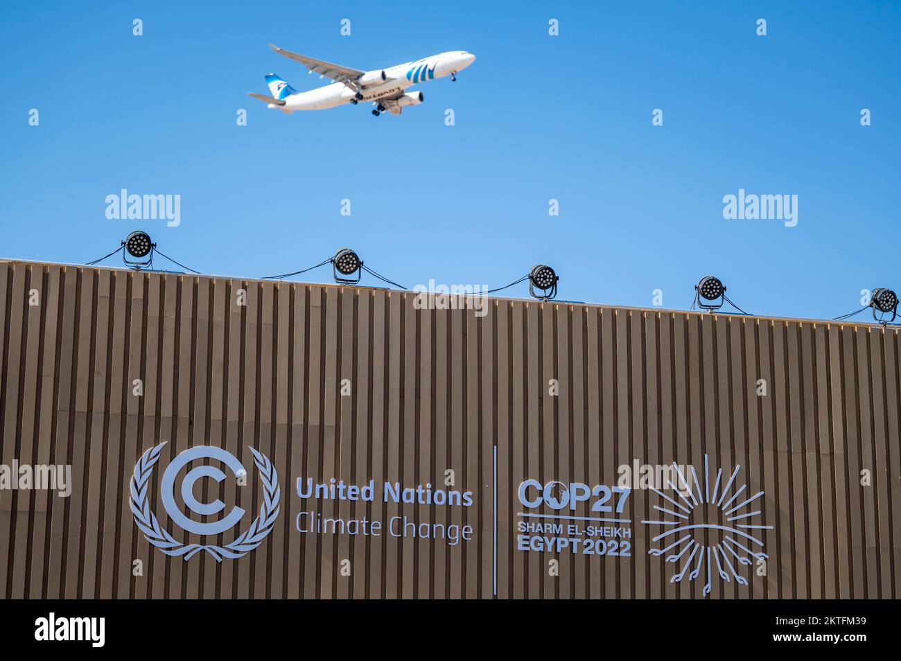 Scharm El Scheich, Ägypten. 18.. November 2022. Ein Flugzeug fliegt über das Gelände der Weltklimakonferenz. Kredit: Christophe Gateau/dpa/Alamy Live News Stockfoto