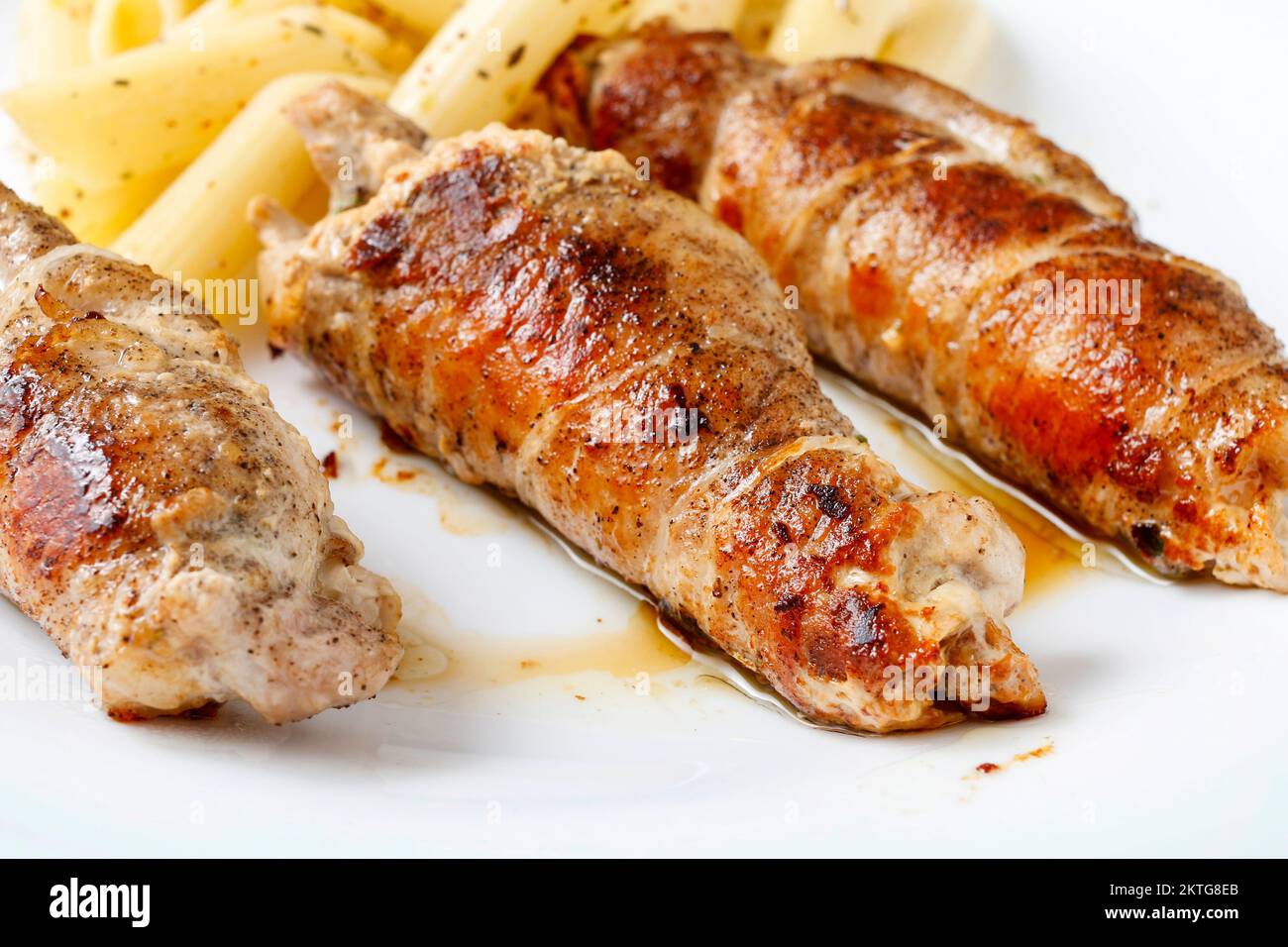 Gebackenes Schweinekotelett mit Penne-Pasta. Italienische Küche Rezept ...