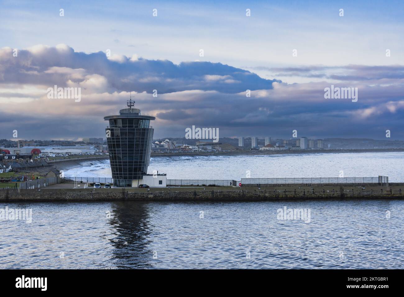 Hafen von Aberdeen, Schottland. Ein geschäftiger Hafen für die Ölindustrie. Der VTS-Turm hat einen Architektenpreis gewonnen, als er neu war. Stockfoto