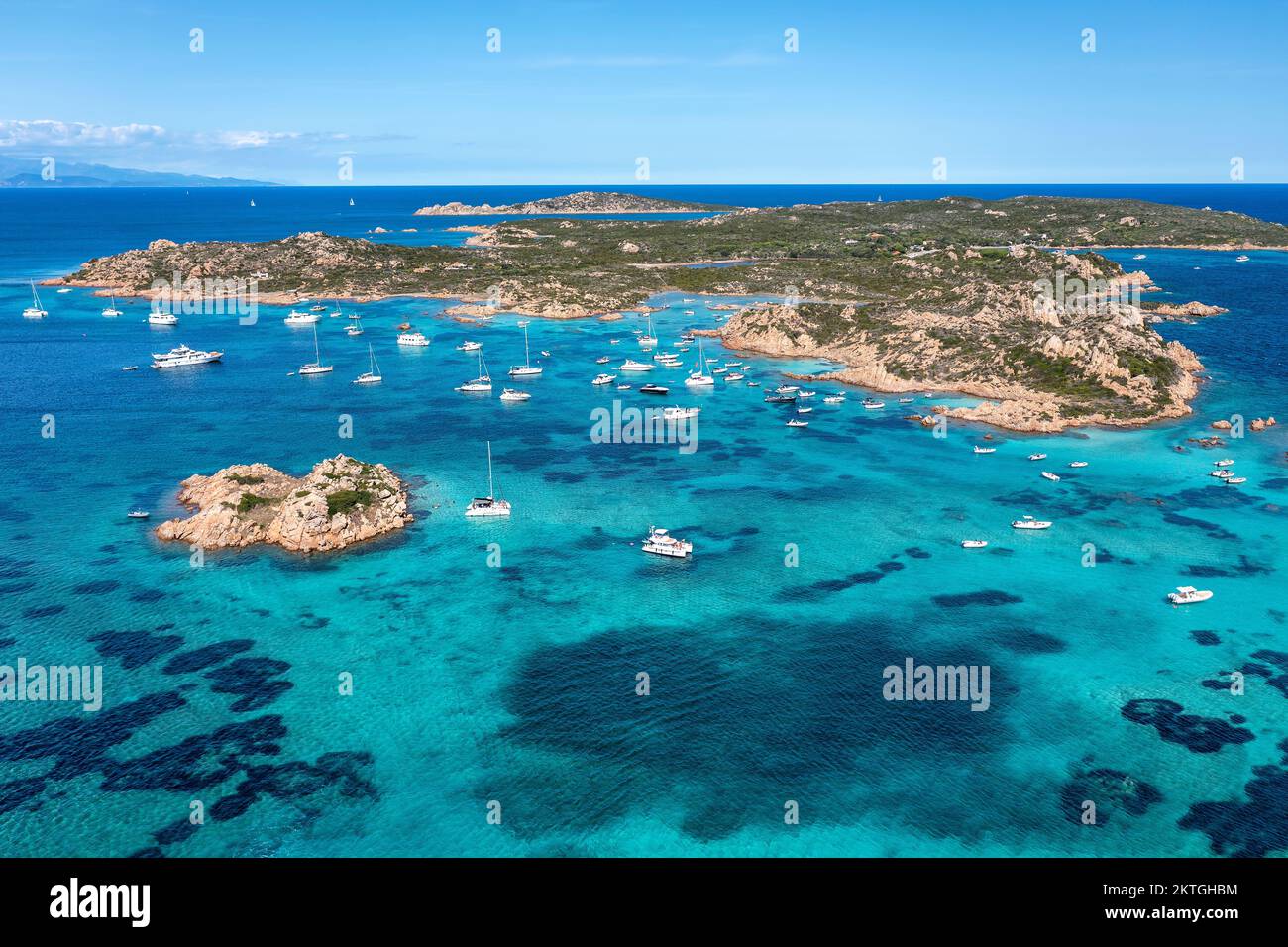 Luftaufnahme der Inseln und Touristenboote im La Maddalena Archipel an der Costa Smeralda, Sardinien, Italien. Stockfoto