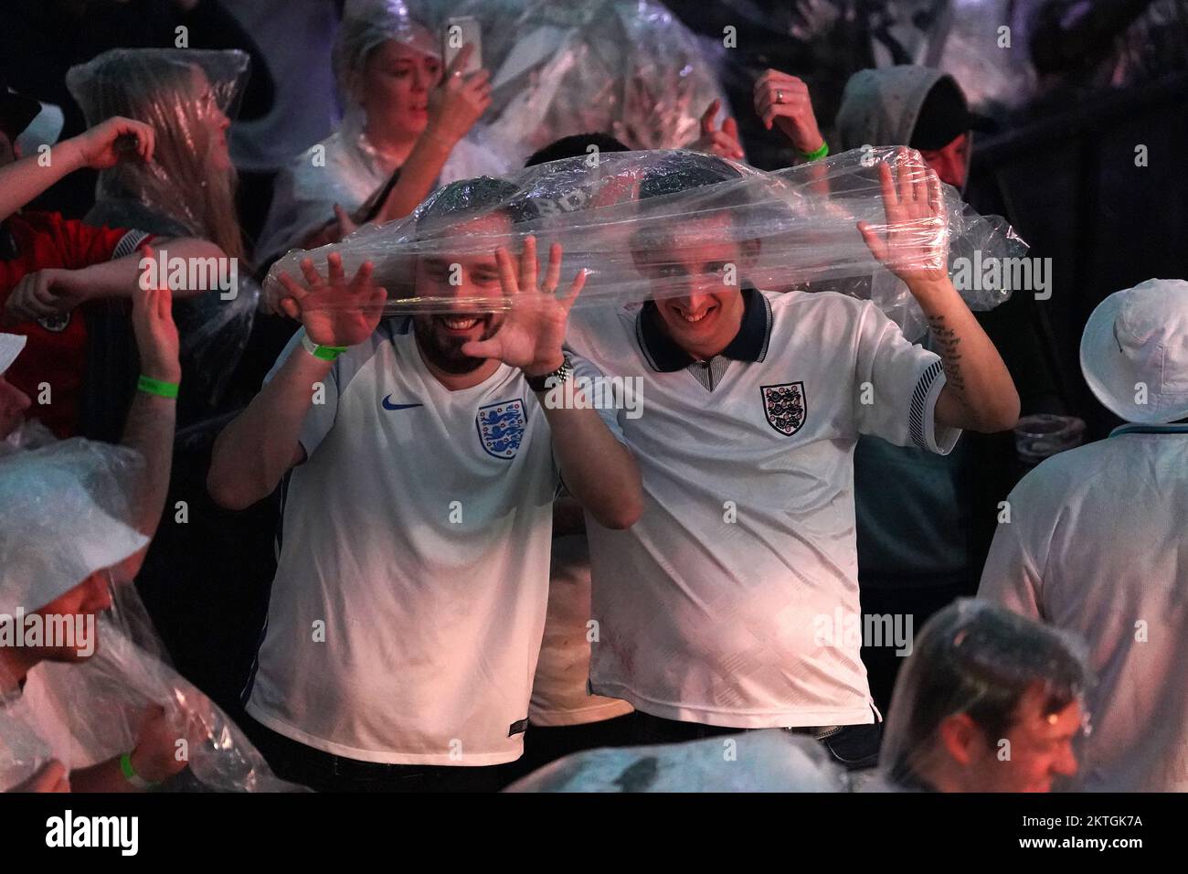 England-Fans feiern nach der letzten Partie im BoxPark Croydon während einer Vorführung des FIFA-Weltmeisterschaftsspiels Gruppe B zwischen Wales und England. Foto: Dienstag, 29. November 2022. Stockfoto