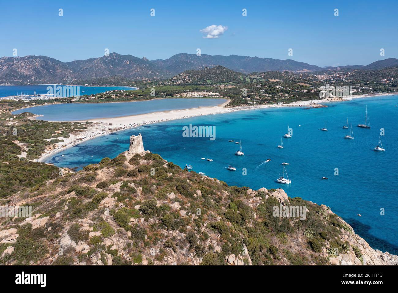 Blick aus der Vogelperspektive auf die Spiaggia di Porto Giunco, eine wunderschöne Bucht in der Nähe eines Wachturms aus dem 17.. Jahrhundert, den Aragonesischen Turm von Porto Giunco in Sardinien, Italien Stockfoto