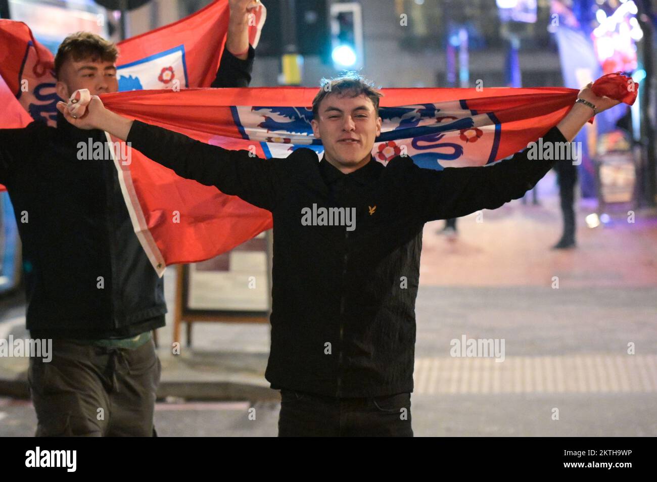 Broad Street, Birmingham, 29. 2022. November – zwei englische Fans gehen fröhlich mit Flaggen auf der Broad Street in Birmingham nach Hause, nachdem England bei der Weltmeisterschaft am Dienstagabend Wales 3-0 geschlagen hatte. Bild nach Kredit: Sam Holiday/Alamy Live News Stockfoto