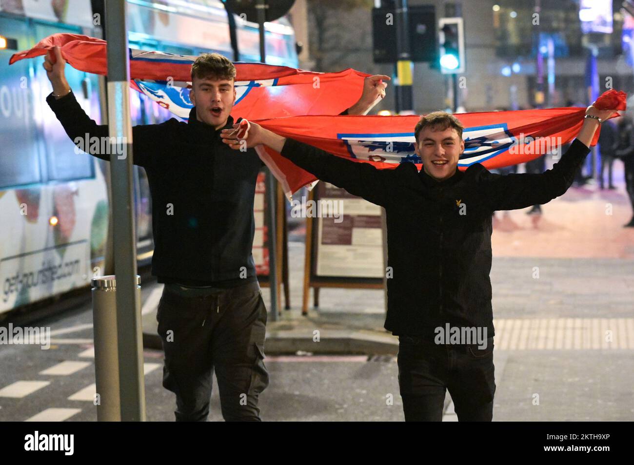 Broad Street, Birmingham, 29. 2022. November – zwei englische Fans gehen fröhlich mit Flaggen auf der Broad Street in Birmingham nach Hause, nachdem England bei der Weltmeisterschaft am Dienstagabend Wales 3-0 geschlagen hatte. Bild nach Kredit: Sam Holiday/Alamy Live News Stockfoto