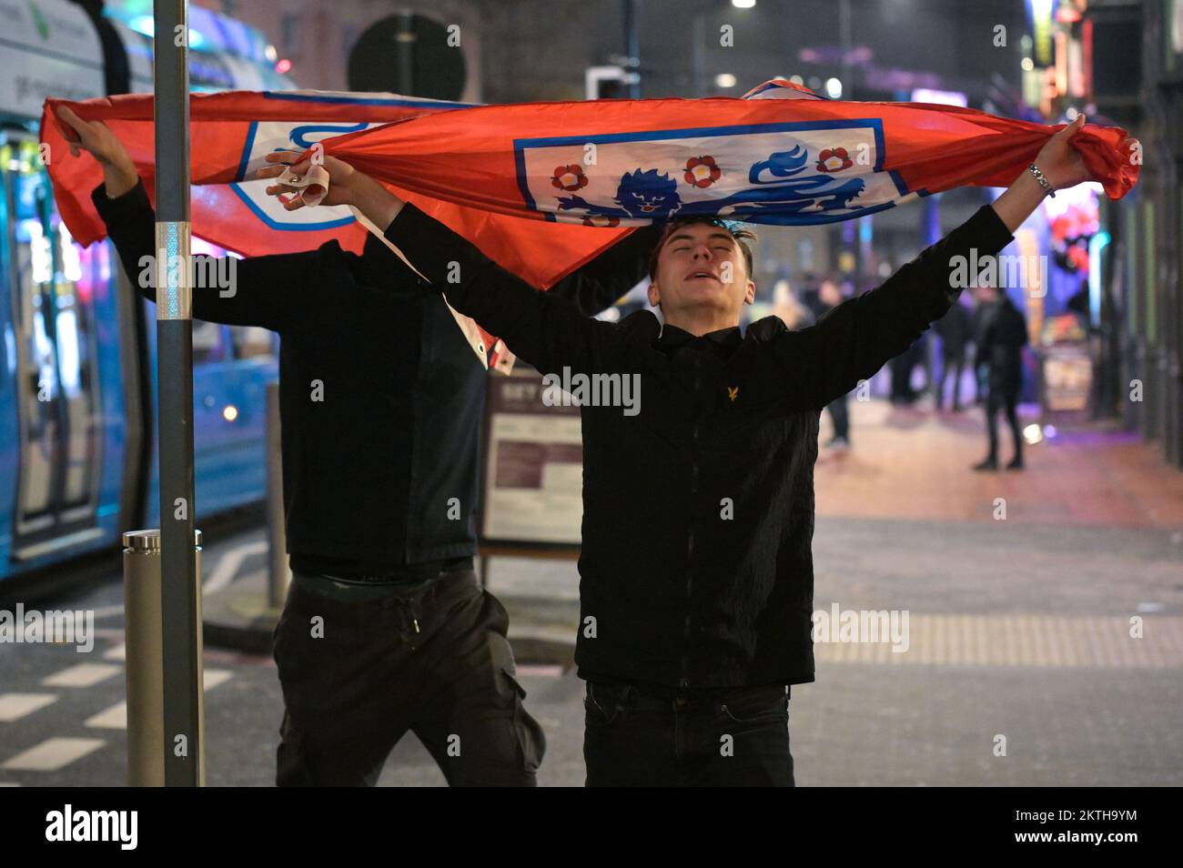 Broad Street, Birmingham, 29. 2022. November – zwei englische Fans gehen fröhlich mit Flaggen auf der Broad Street in Birmingham nach Hause, nachdem England bei der Weltmeisterschaft am Dienstagabend Wales 3-0 geschlagen hatte. Bild nach Kredit: Sam Holiday/Alamy Live News Stockfoto