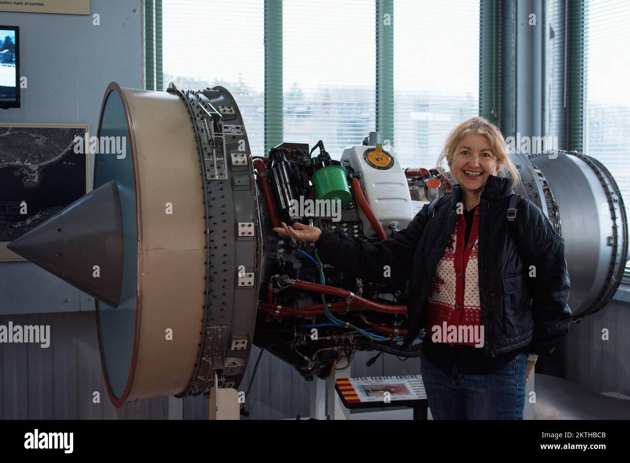 Im Aviation Museum of New Hampshire steht ein Besucher vor einem General Electric TF38 Jet-Triebwerk. Londonderry, New Hampshire. Stockfoto