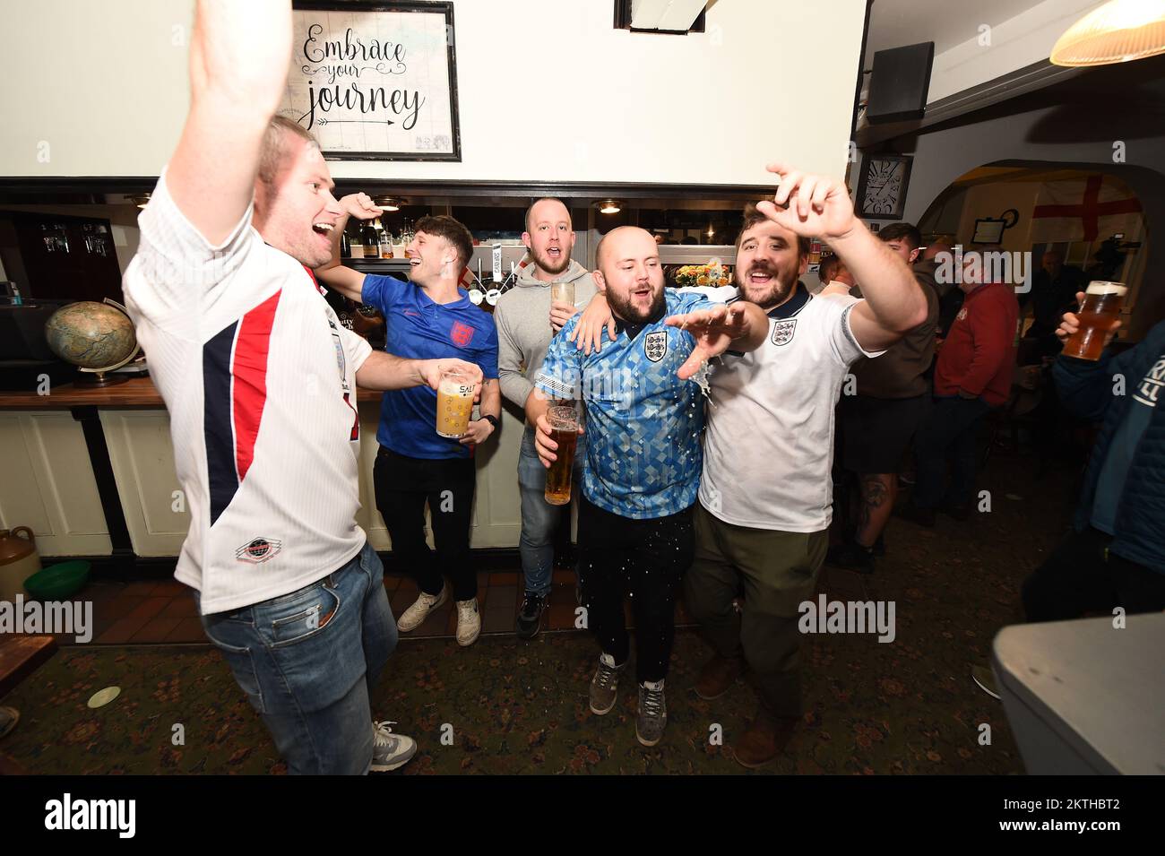 Englische Fans feiern im Cross Keys Hotel in Llanymynech nach einer Vorführung des FIFA-Fußballspiels der Gruppe B zwischen England und Wales. Foto: Dienstag, 29. November 2022. Stockfoto