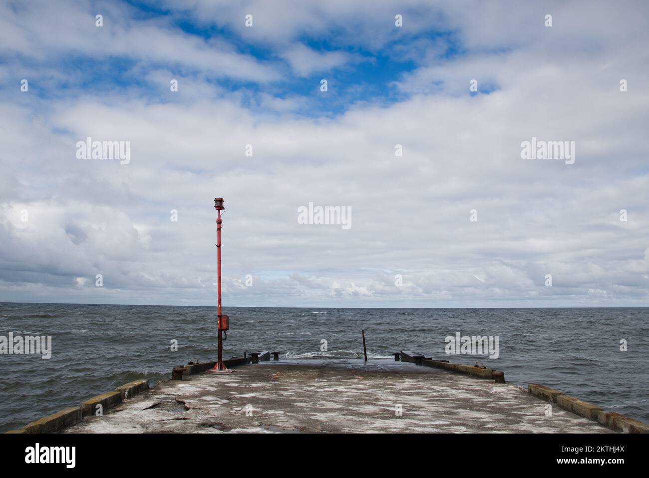 Niechorze Pier und stürzende Wellen Ostsee Stockfoto