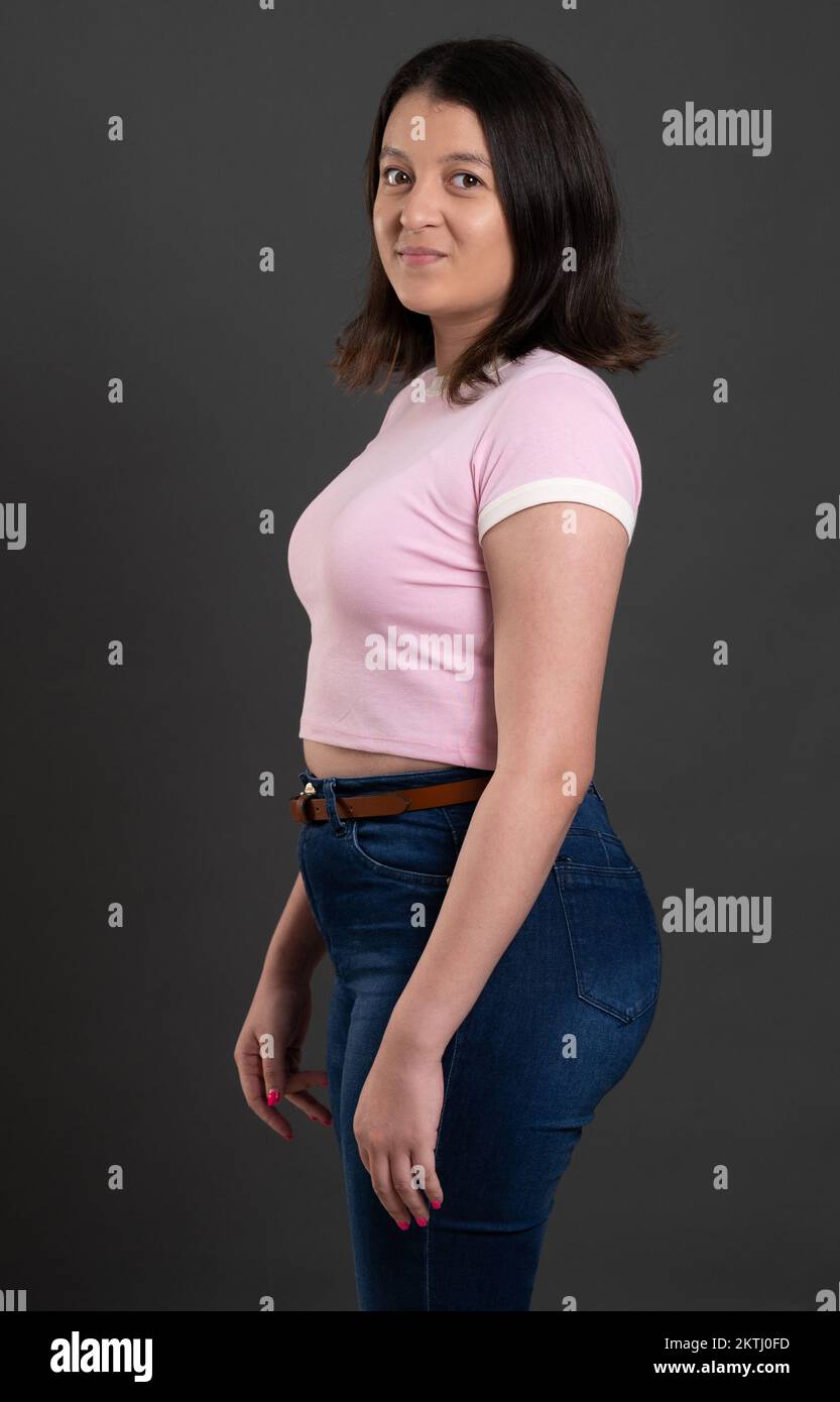 Profilansicht eines Latino-Modells in Übergröße in lässigem Outfit im Studiohintergrund Stockfoto