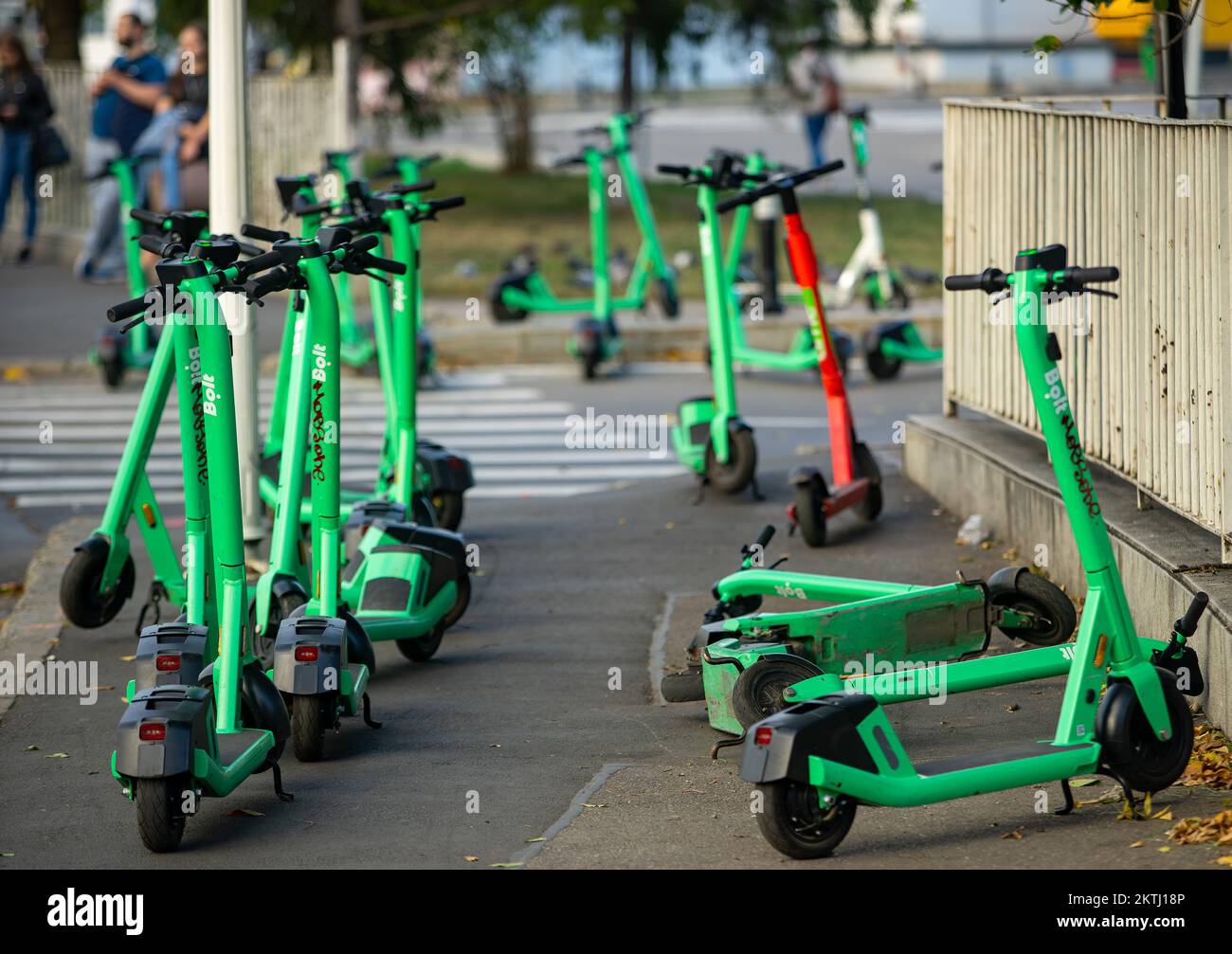 Bukarest, Rumänien - 07. Oktober 2022: Bolt-Elektroroller sind falsch geparkt und blockieren den Zugang auf dem Bürgersteig in Bukarest. Dieses Bild ist für Eito Stockfoto