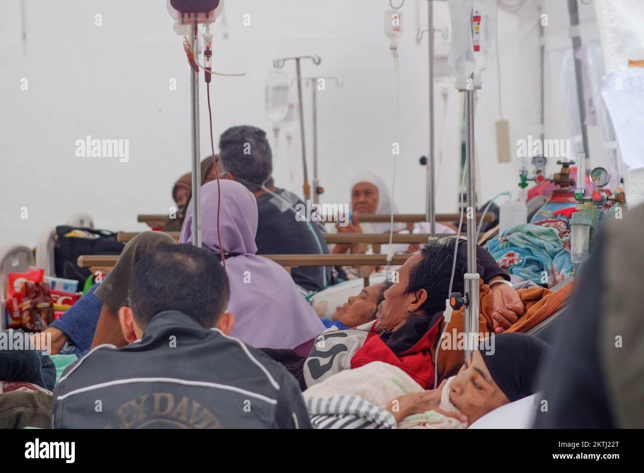 Cianjur, Indonesien. 29.. November 2022. Mehrere Verletzte wurden nach dem Erdbeben im Regionalkrankenhaus Cianjur gesehen. Bei einem Erdbeben mit einer Größenordnung von 5,6 starben 317 Menschen in Cianjur, West-Java. Die Menschen blieben in den Evakuierungszelten, als die Verletzten weiterhin Katastrophenhilfe erhielten. (Kreditbild: © Faisal Ramadhan/SOPA Bilder über ZUMA Press Wire) Stockfoto