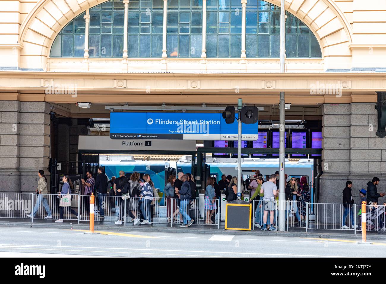 Flinders Street Bahnhof im Stadtzentrum von Melbourne, Passagiere verlassen einen Zug am Bahnsteig Victoria, Australien Stockfoto