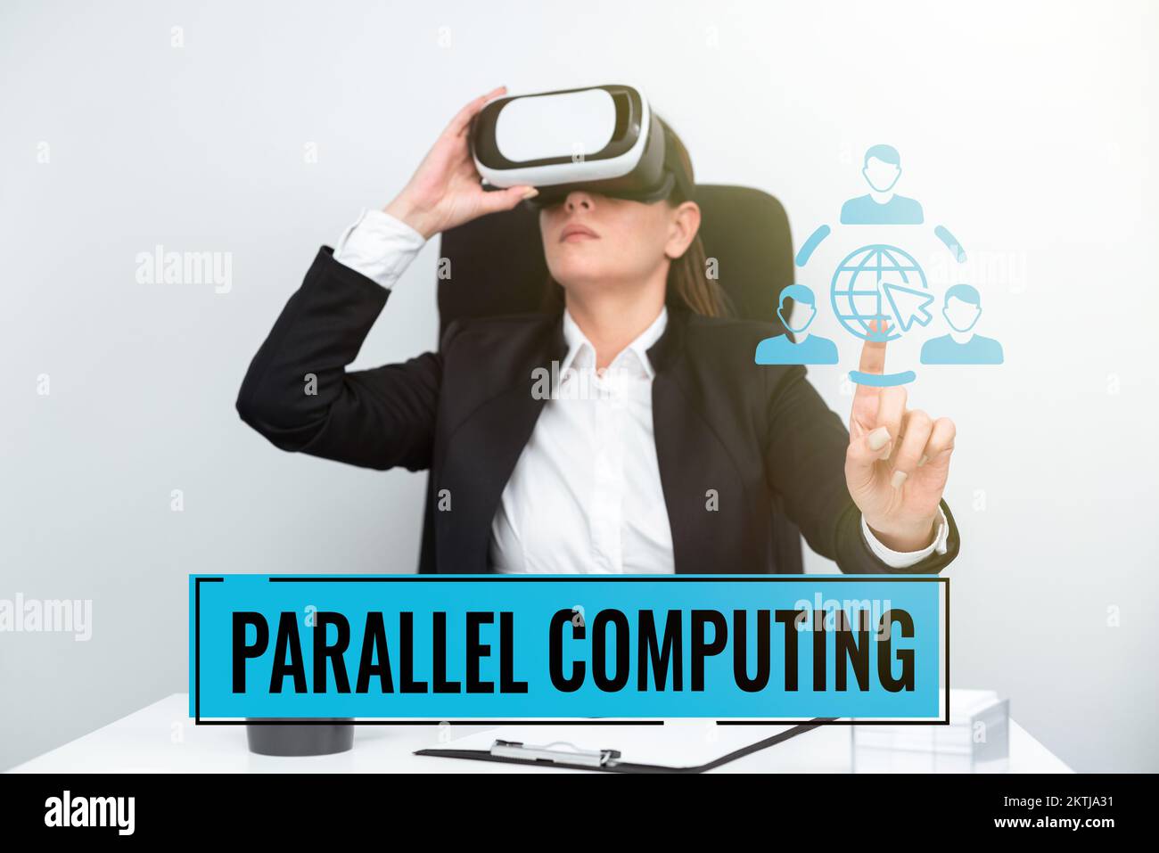 Handgeschriebenes Schild Parallel Computing, Word für simultane Berechnung mittels Software und Hardware Stockfoto