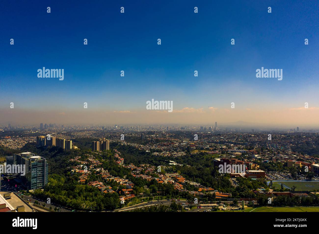 Verschmutzende Dunstdecken decken Mexiko-Stadt in dieser Sicht von der Santa Fe Gegend mit Kopierraum Stockfoto