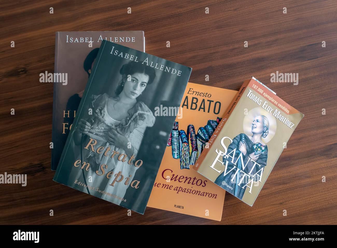 Spanischsprachige Bücher auf dem Tisch Stockfoto
