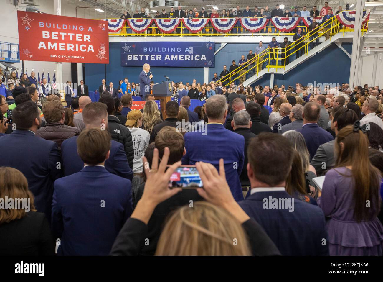 Bay City, Michigan, USA. 29.. November 2022. Präsident Joe Biden besuchte die neue Mikroprozessoranlage SK Siltron, die im September eröffnet wurde. Er sprach über die Bemühungen seiner Regierung, gut bezahlte Arbeitsplätze in der Fertigung zu schaffen. Die Chips von SK Siltron sind speziell für den Einsatz in Elektrofahrzeugen vorgesehen. Kredit: Jim West/Alamy Live News Stockfoto