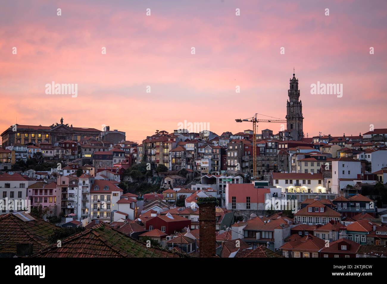 Porto, Portugal. 29.. November 2022. Ein Überblick über die Stadt Porto. Porto gilt 2022 als das beste Städteziel der Welt. Die Auszeichnung erfolgte am 12.. November bei der Zeremonie der World Travel Awards in Muscat, Oman. (Kreditbild: © Rita Franca/SOPA Bilder über ZUMA Press Wire) Stockfoto