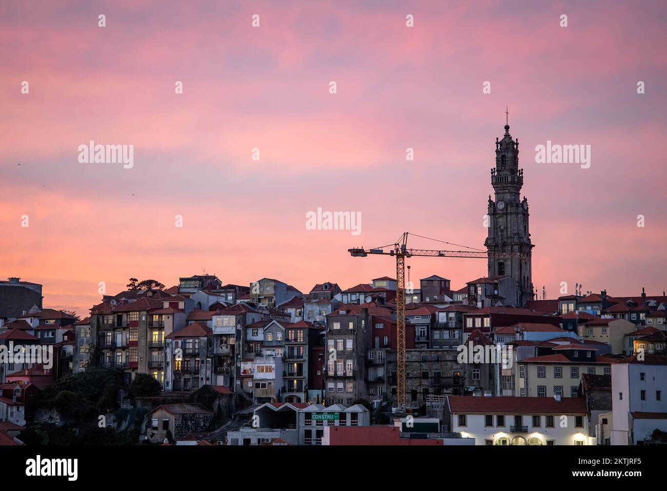 Porto, Portugal. 29.. November 2022. Ein Überblick über die Stadt Porto. Porto gilt 2022 als das beste Städteziel der Welt. Die Auszeichnung erfolgte am 12.. November bei der Zeremonie der World Travel Awards in Muscat, Oman. (Kreditbild: © Rita Franca/SOPA Bilder über ZUMA Press Wire) Stockfoto
