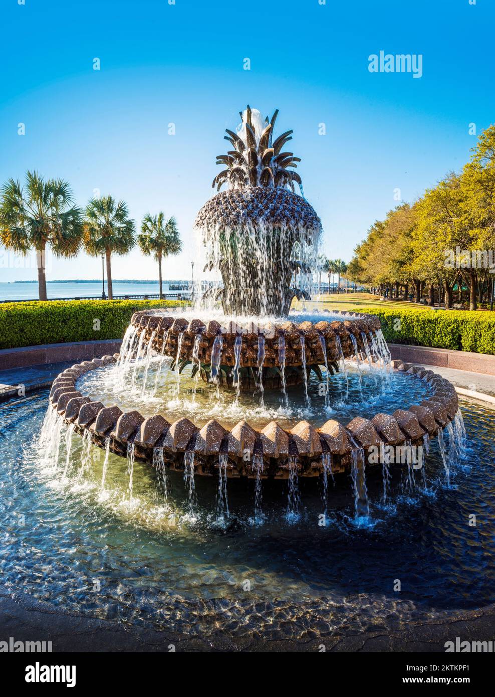 Mehrschichtiger anananasförmiger Brunnen mit Blick auf das Wasser, beliebt für Fotos. Standort: Joe Riley Waterfront Park Charleston, South Carolina, Stockfoto
