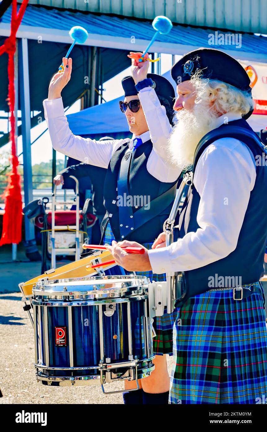 Trommler treten mit einer schottischen Pfeifenband während des jährlichen Celtic Music Festivals und der Scottish Highland Games in Gulfport, Mississippi, auf. Stockfoto